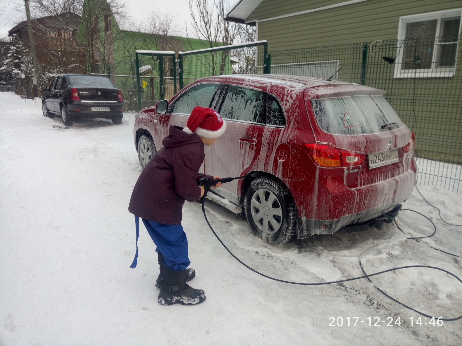 Можно мыть машину возле частного дома. Мойка авто зимой. Автомобиль на мойке в Мороз. Замерзший автомобиль. Мойка зимняя автомобильная.