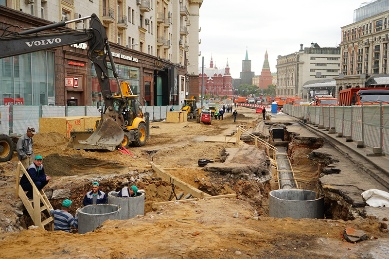 Строительство улиц в москве. Стройка грязь. Стройка в центре Москвы. Улица Москвы стройка. Строительство тротуара.
